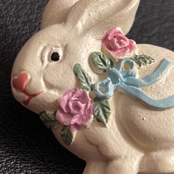 Vintage Resin Easter Bunny Rabbit Pin with Flowers‎ & Bow - Picture 2 of 5